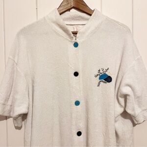 Vintage Avon White Robe with Shell Embroidery. Size Large.